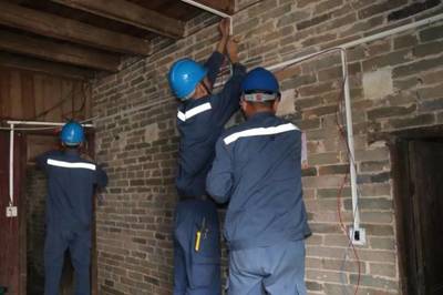 点亮脱贫路 爱心电工为贫困户免费改造全屋线路