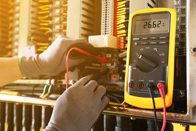 电气工人 保障现代生活安全的电气安装服务专家